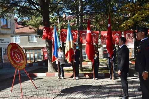 29 Ekim Cumhuriyet Bayramı Atatürk anıtına çelenk koyma töreni ile başladı.